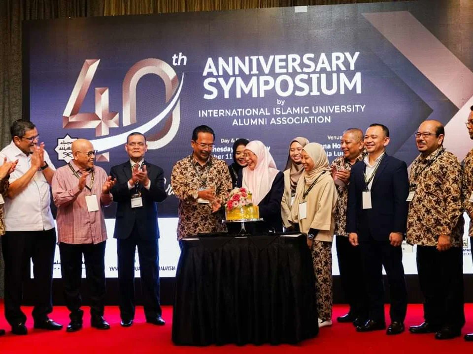 Menghadiri Simposium bersama meraikan Ulang Tahun Ke-40 Persatuan Alumni Universiti Islam Antarabangsa Malaysia (UIAM) Turut hadir ahli alumni yang juga tokoh akademik yang dikenali.