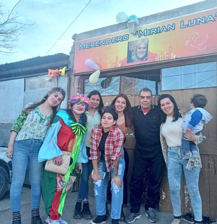 Su nombre no se perderá, se mantendrá en alto, de la mano de su familia que siguen trabajando por los vecinos de B° Alberdi

Te recordamos Mirian, como una gran dirigente con ideales y compromiso. ✨
Y tu gran sueño se concreto  y el Merendero MIRIAN LUNA, hoy es una realidad. ❤️