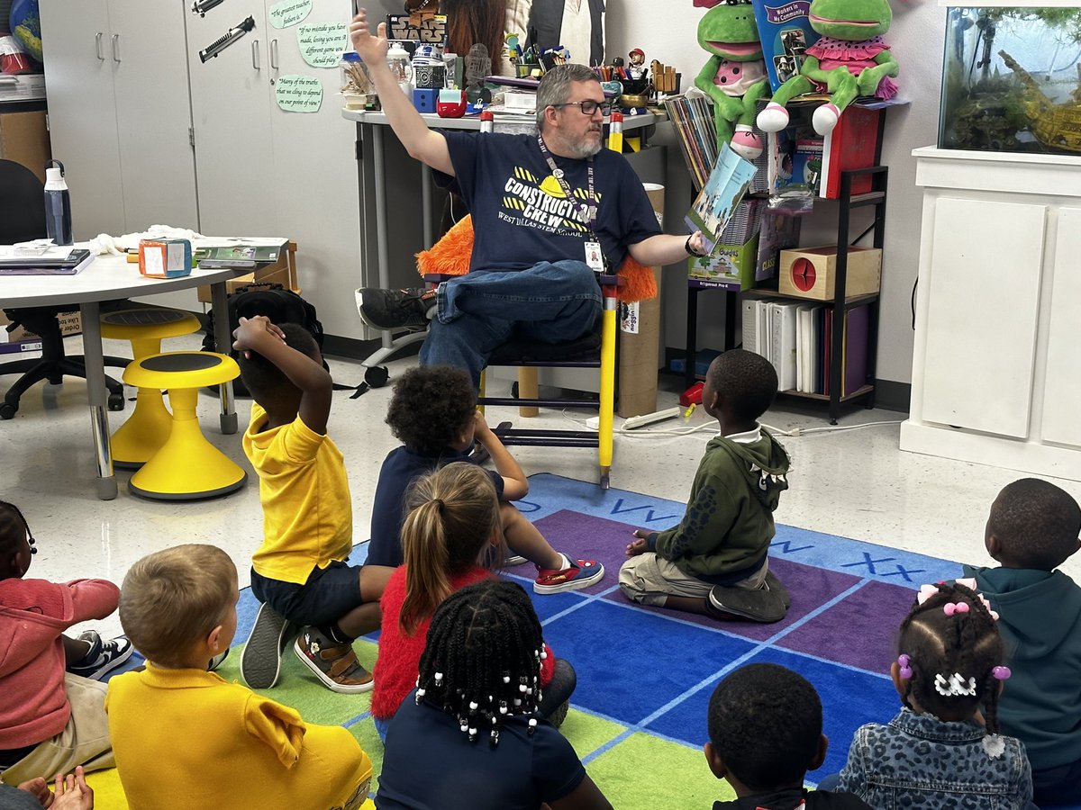 Celebrating Hispanic Heritage Month
Leamos Juntos Reading Event
West Dallas STEM School 
@DISDREO