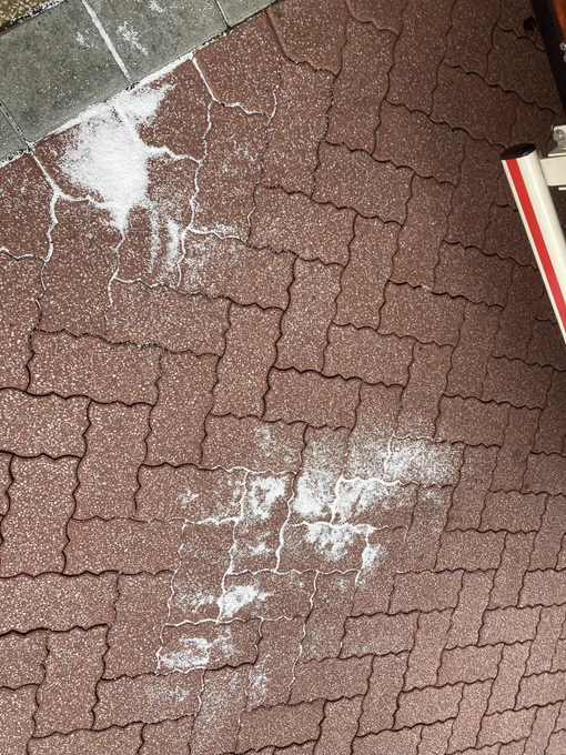 可燃ごみにビーズクッションが入っているとこうなります。おはようございます。ゴミ清掃員の滝沢です。一度破れると回転板のボタンを押すと中の空気圧で溢れてしまいます。ビーズクッションは他のごみと混ぜず、僕らにわかりやすく個別に出してくれると助かります。ちなみに大きなサイズのビーズクッシ… 