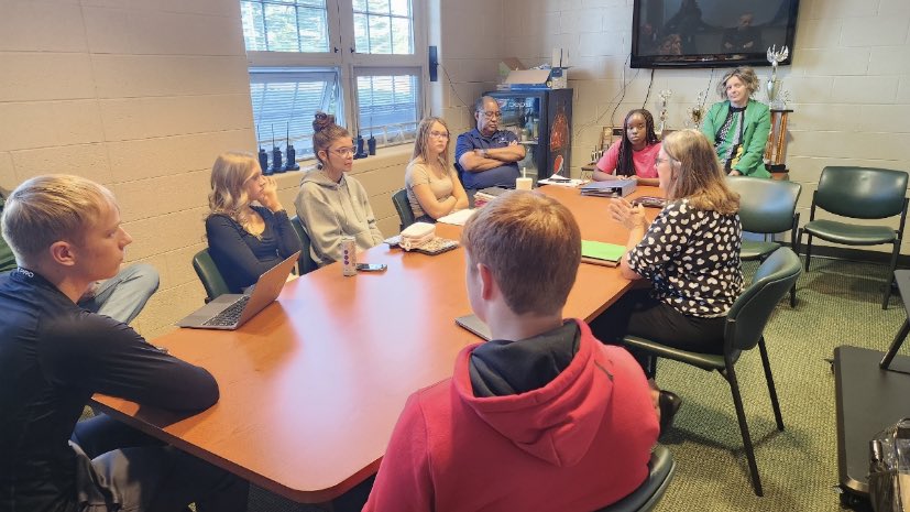 Matt_OHearn's tweet photo. Student Council, the PowerRangers, and the Student Inclusivity Council listened to
presentations on the Tuskegee Airmen and upcoming projects in Lockbourne. Students leaders will  have opportunities to inform, recommend, and decide. #redtails #rediscoverlockbourne https://t.co/eXdgpVnm99