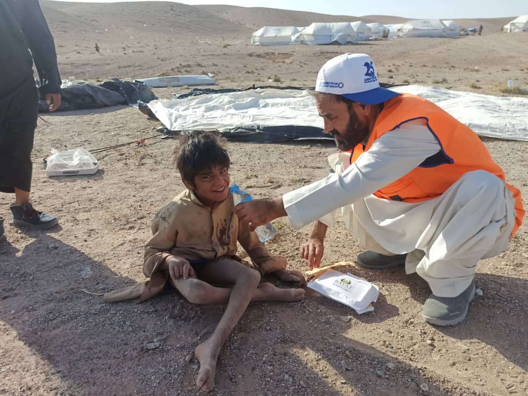 bayatfoundation's tweet photo. Bayat Foundation, along with @Afghan_Wireless, has been serving more than 1,500 hot meals daily to families who have been affected by this week's devastating earthquakes. https://t.co/UUre37EasS