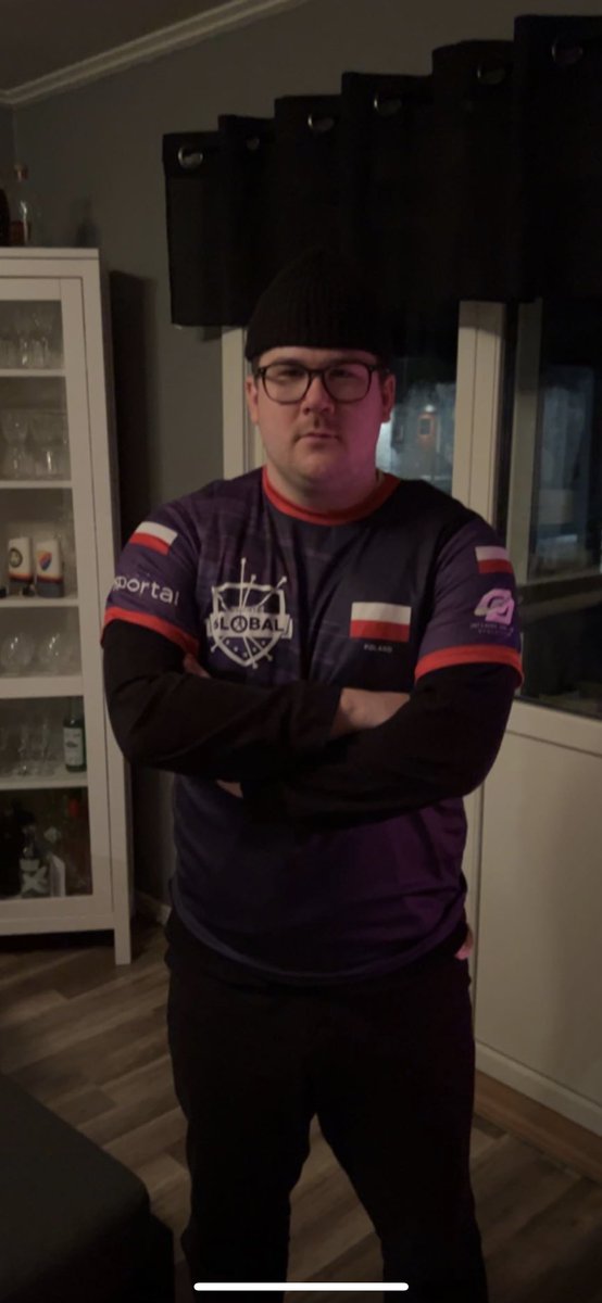 tjenarelarry tweet media