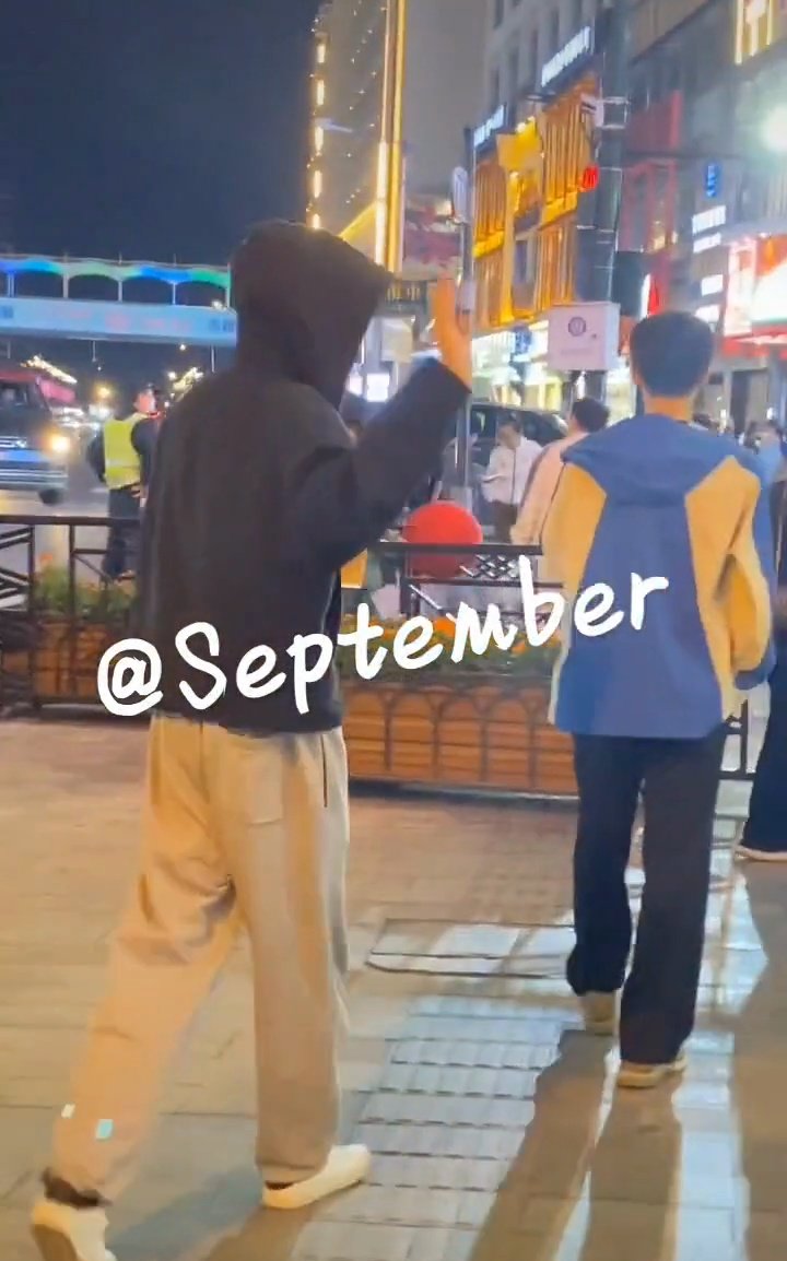 เคอคือเดินทักทายประชาชน พี่เหิงเดินแบบไม่สนใคร เดินแบบอินโทรเวิร์ด 5555555555555555555555555555555555555 #ZhouKeyu #WuYuheng