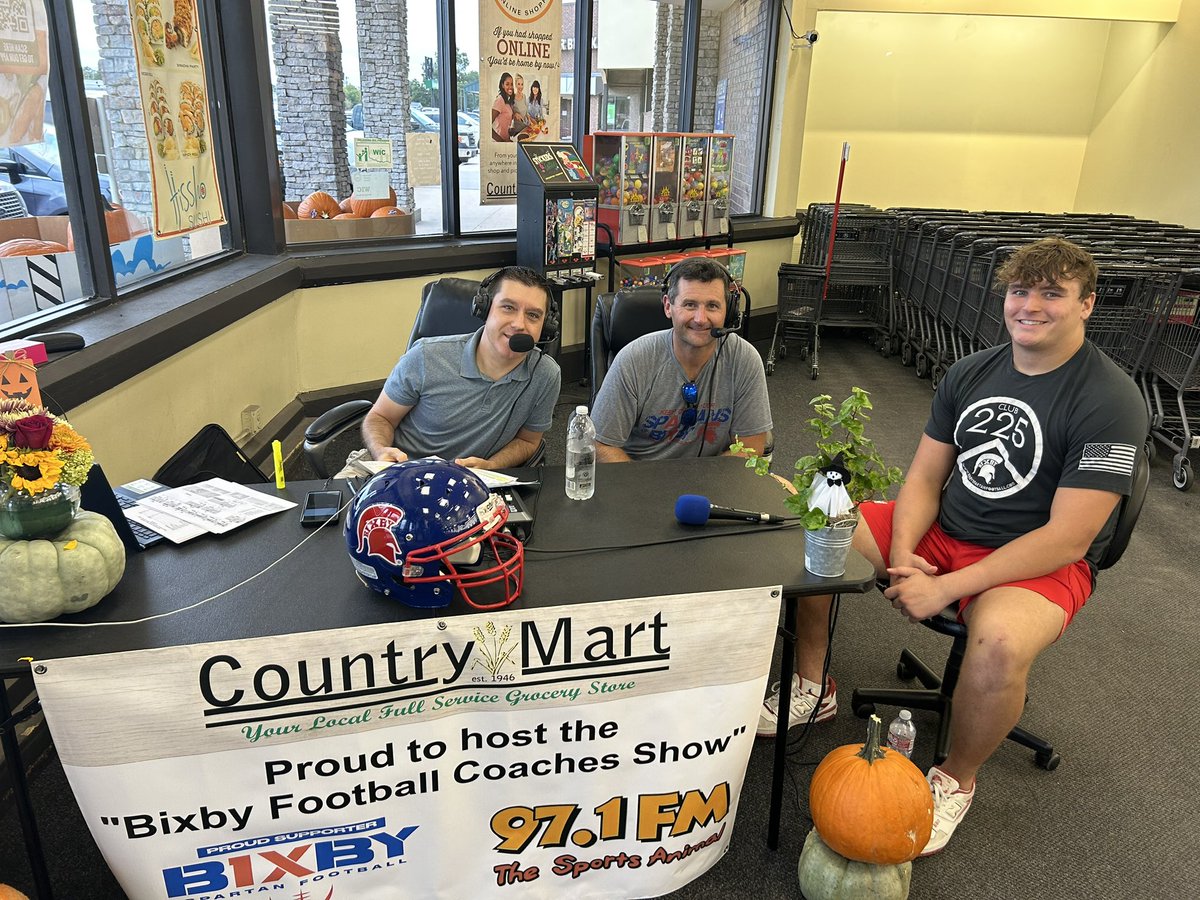 CbrownCourtney's tweet photo. It’s Wednesday Night and it’s Time for The Bixby Football Coaches Show hosted by @shawn_tiemann  with Player Guest Senior OL/DL @PaytonHawkins_ @docscm @jbrown6216 @BixbySpartanFB @tulsaanimal971 https://t.co/eanNxPBDqF