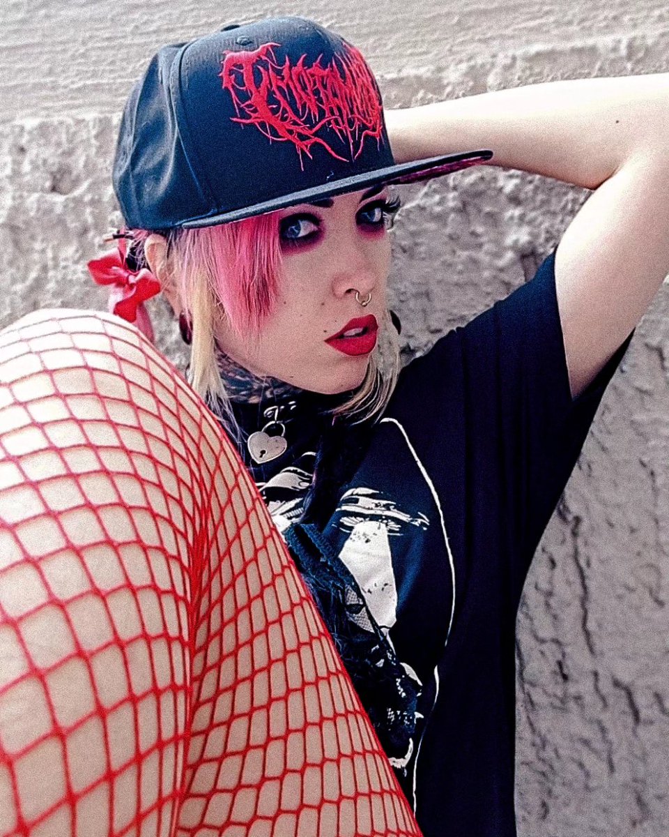 LbellBarley's tweet photo. Les presumo mi nueva adquisición 🖤 Cortesía del Hellfire Club.
Gorra de Traumatomy 🤘
#traumatomy https://t.co/0xt2oTLTQi