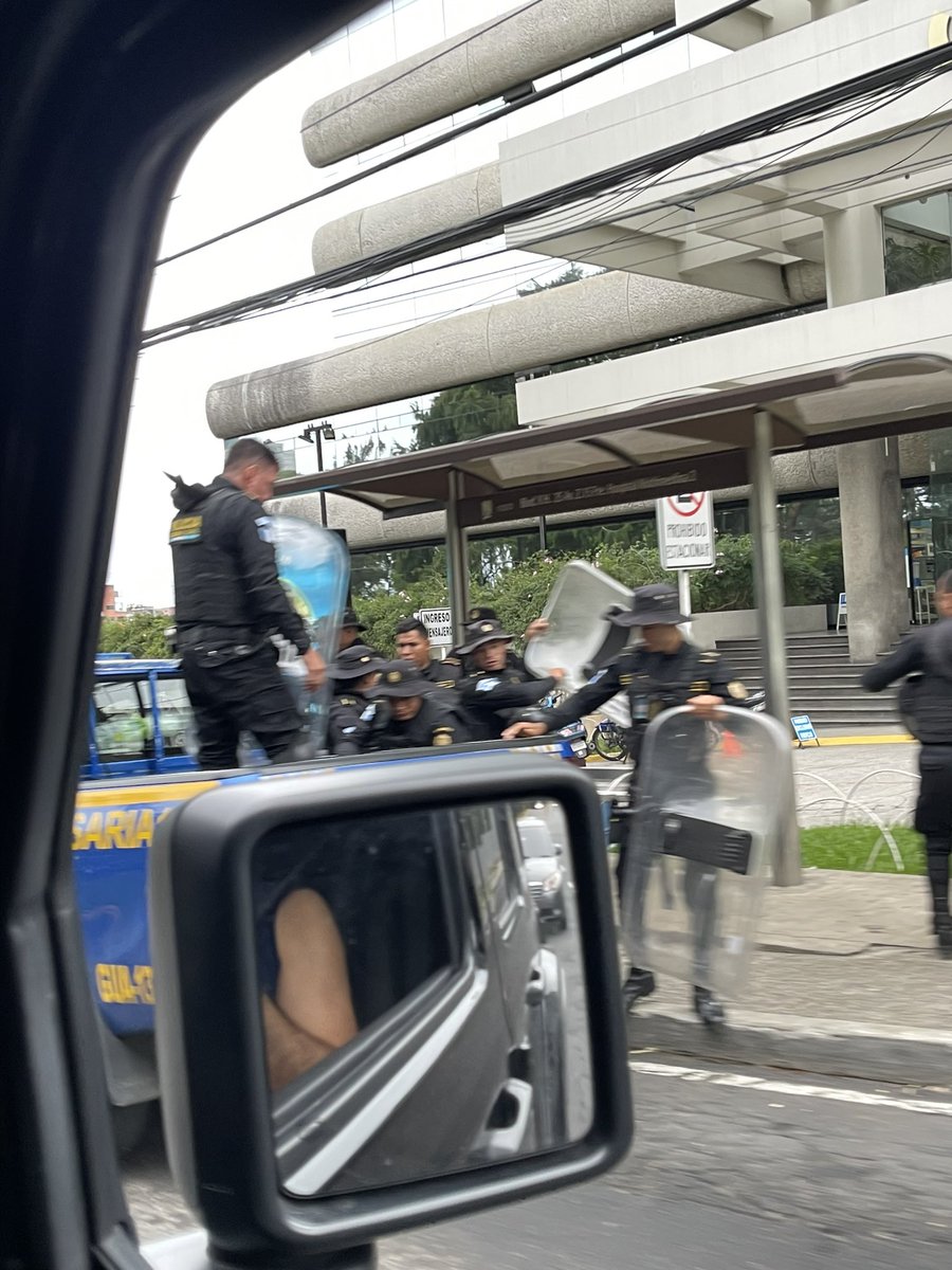 RheuMarlon's tweet photo. Llegando presencia policial a Vista Hermosa Z.15, Multimédicas. https://t.co/Whj726ZihG
