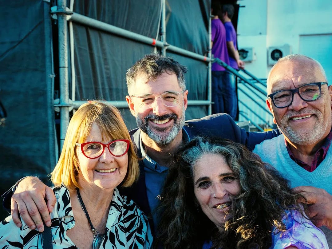 🎂 Morón cumplió 238 años y lo festejamos junto al intendente <a href="/LucasGhi/">lucas ghi</a> y centenares de vecinos y vecinas 🎉 en nuestra querida Plaza San Martín ❤️ donde realizamos el tradicional corte de torta y compartimos un riquísimo chocolate elaborado por nuestros héroes de Malvinas