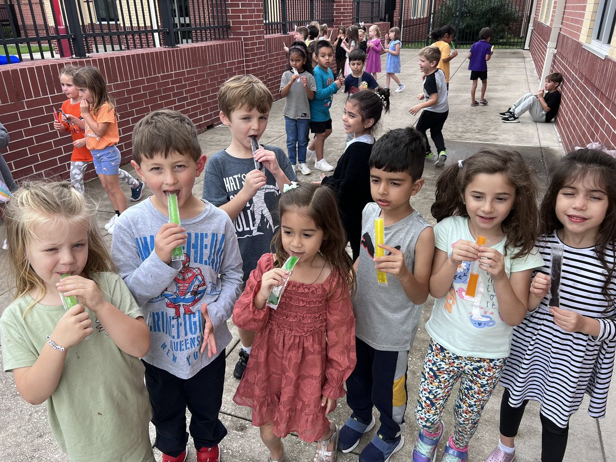 FPEKLeaders's tweet photo. Learning about changes in matter! Popsicles for the win! #sciencefun https://t.co/lzTsNK9424