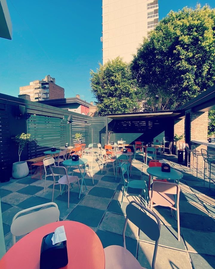 HILO DEFINITIVO

BARES CON BUENAS VEREDAS, PATIOS O TERRAZAS EN ROSARIO

Empieza el calor y se convierten en lugares preciados para estar al aire libre. Armamos un ranking entre todos con los espacios más prometedores para esta temporada primavera/verano, y este es el resultado.