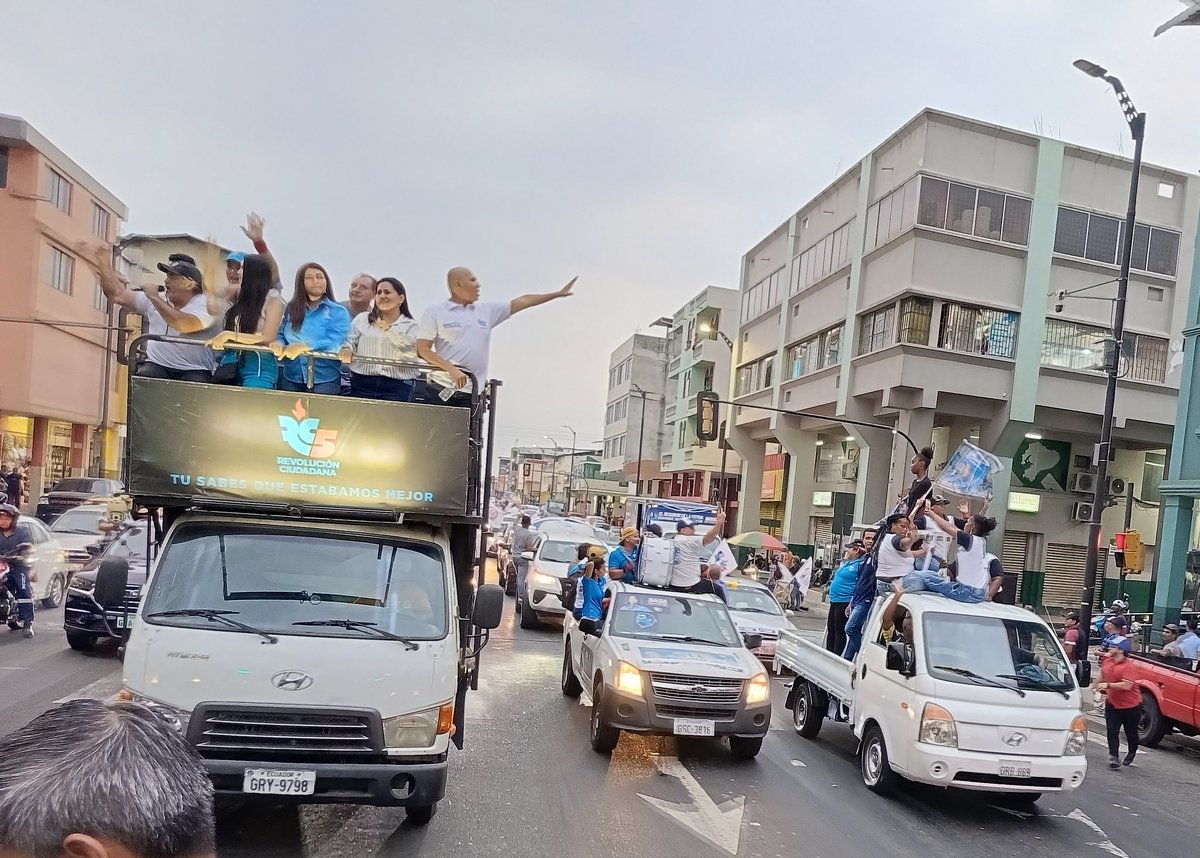 PropuestasEcua's tweet photo. En estos  momentos Caravana apoyando a @LuisaGonzalezEc por Av. Quito en la ciudad de Guayaquil.
#PorElBienDeTodos 
#LuisaPresidenta 
@LuisMongeE @aldas_shirley @wgomezr @SofiaEspinRC @MagdaRoblesL @ArturoJEscala @acajamarca73 
@ecuarauz @MashiRafael https://t.co/Bb28GFo7jf