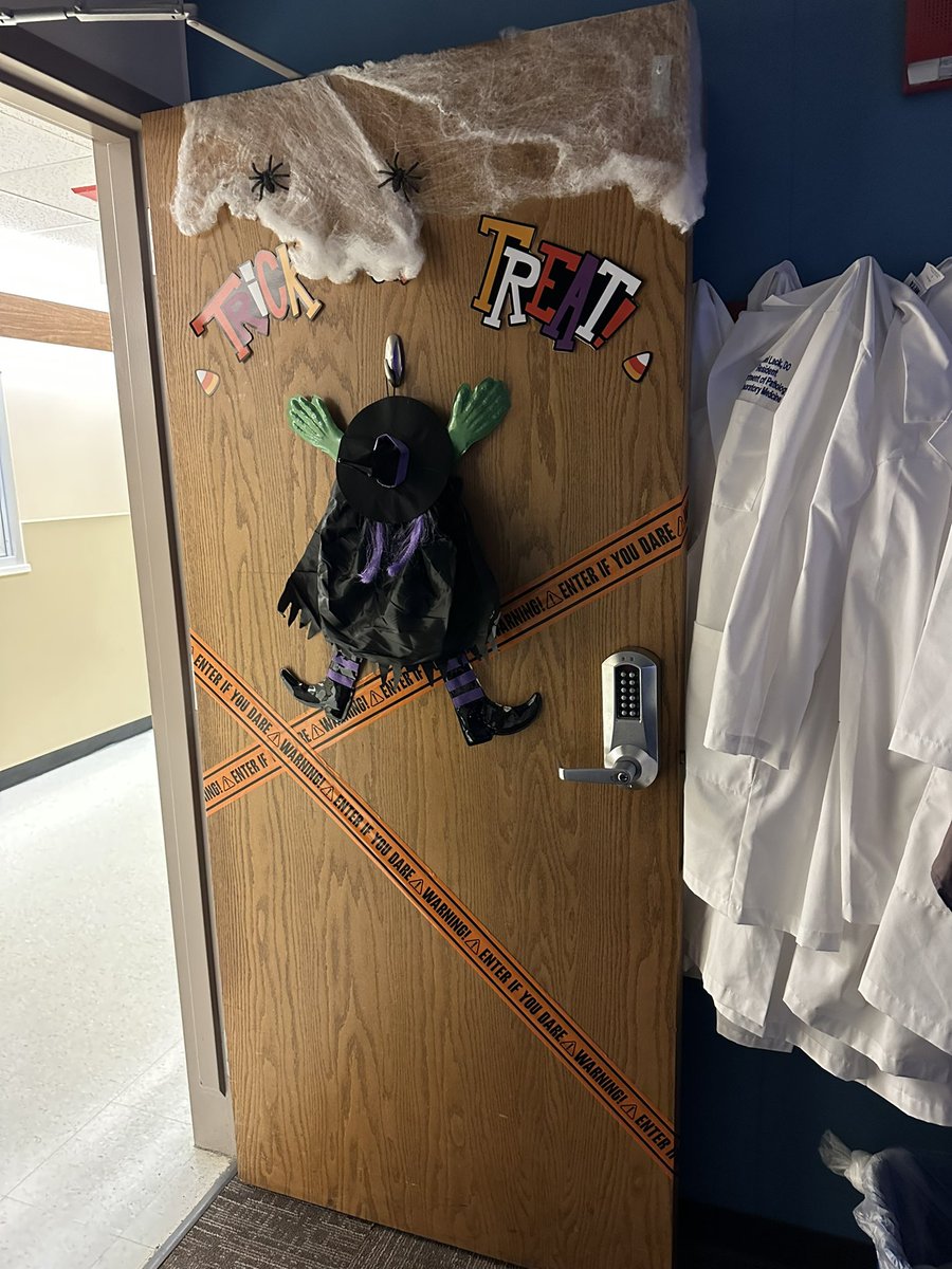 The resident room is decked out for the spooky season 👻🎃 #kupath #kumcpath #kupathology