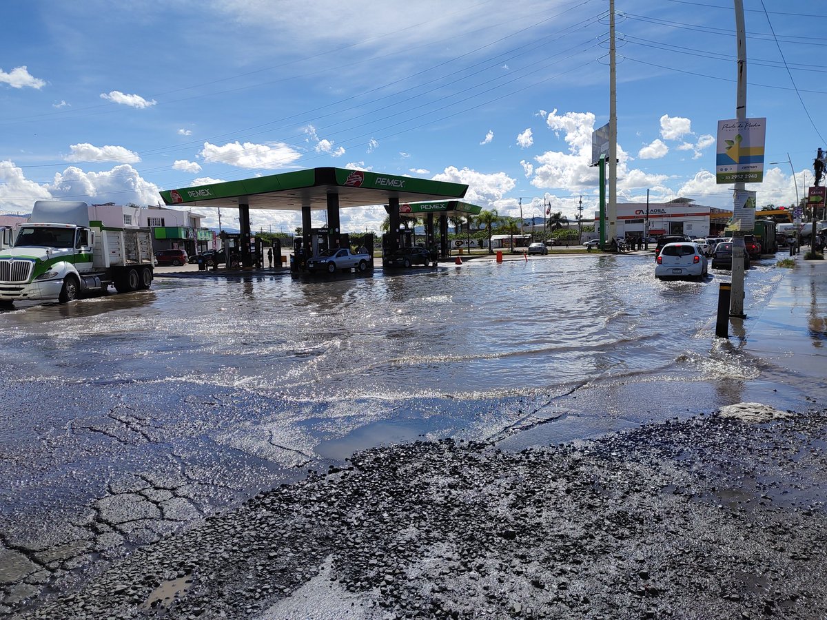 DavidDays7's tweet photo. Hasta cuándo el gobierno arreglará la porquería  de calles en Av Adolf Horn y 1ro de mayo, cada día apesta peor!!!! Y todos los días hay carros dañados por tantos hoyos!!!! @Trafico_ZMG @GobiernoJalisco @GobTlajomulco https://t.co/EVbnwFnsZh