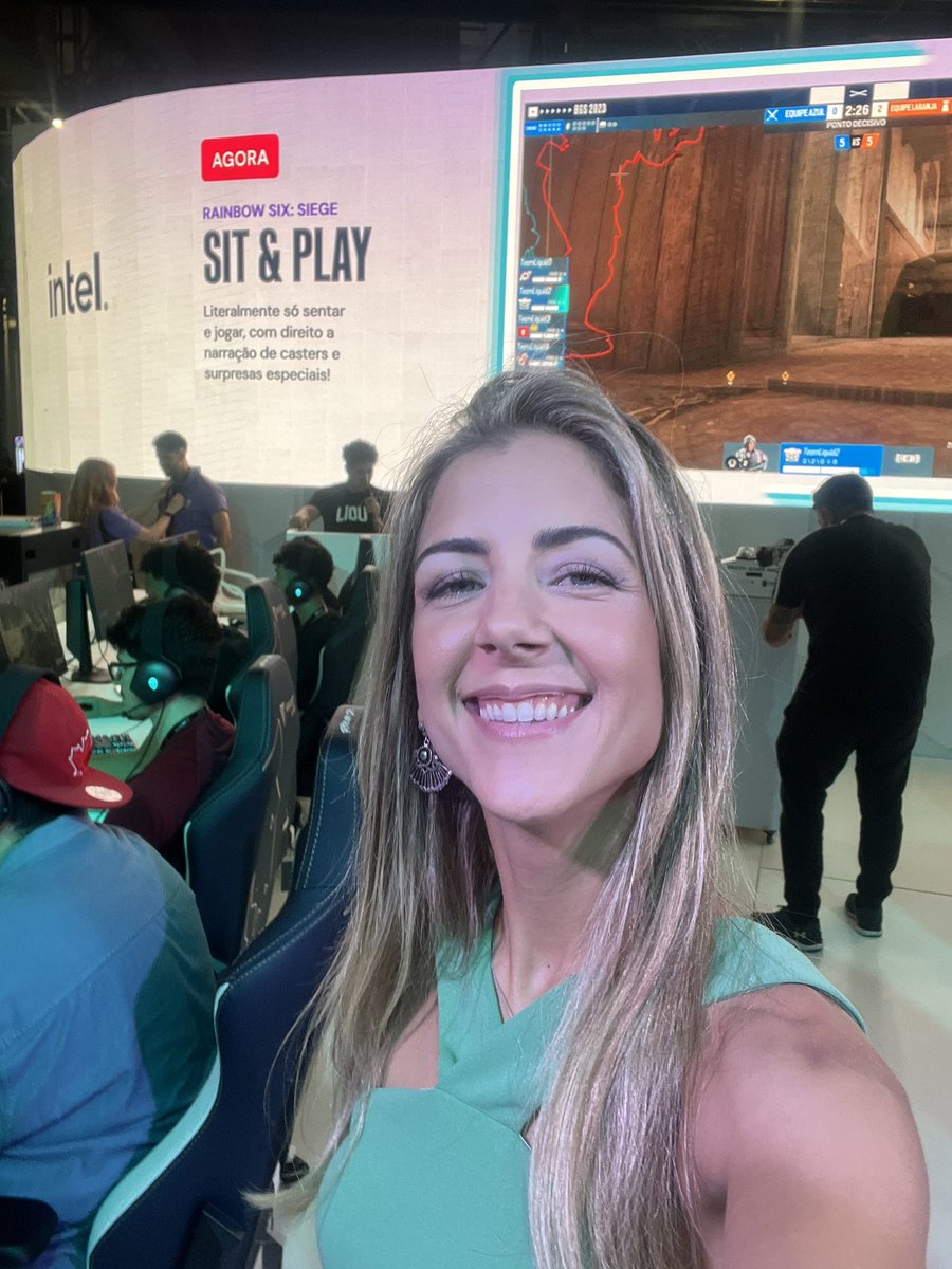 Gente socorro, eu tô no palco da <a href="/DellnoBrasil/">Dell Technologies Brasil</a> e <a href="/TeamLiquidBR/">Team Liquid BR 🇧🇷</a> na #BGS2023 e vendo todos esses cabelos malucos pensei em fazer uma competição com <a href="/andremeligenitv/">Meli</a> e <a href="/oretalha/">Otávio "Retalha"</a> quem vota sim?????