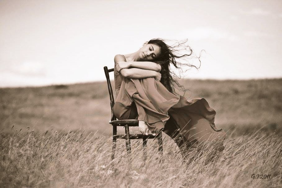 Verrà
un giorno
più puro
degli altri
scoppierà la pace
sulla terra
come un sole
di cristallo
...
Il mondo
apparterrà
alle fonti
e alle spighe
che imporranno
il loro impero
di abbondanza
e freschezza
senza frontiere. 
Jorge Carrera Andrade
#GuerraEPace
#SalaLettura
<a href="/SalaLettura/">©️ Il Caffè Letterario</a>