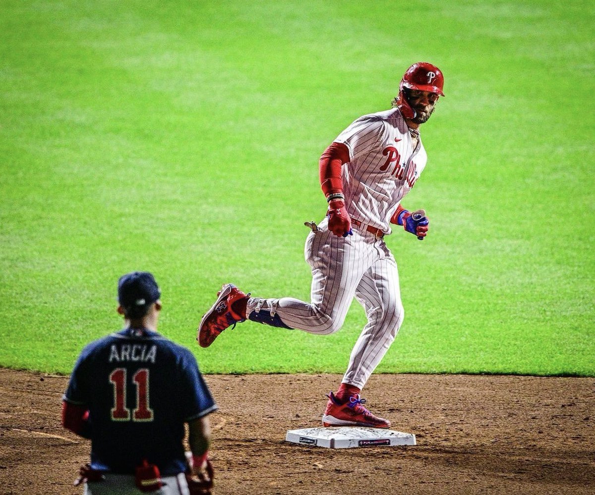 Protrending's tweet photo. #BryceHarper definitely kept the receipts ahead of Game 3 of the #NLDS! #protrending https://t.co/k8loc2uG31