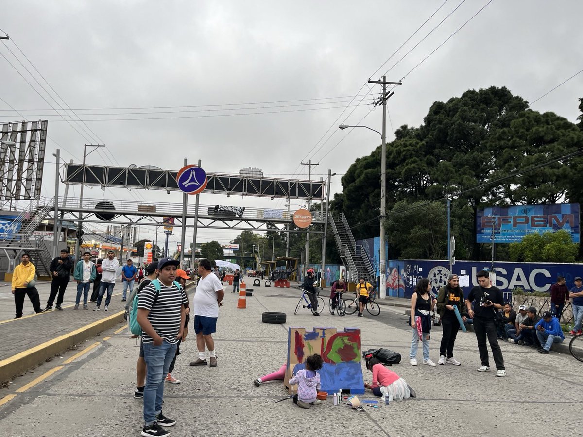 AgenciaOcote's tweet image. 🤹‍♀️Comienza el festival artístico en la Avenida Petapa. Niñas participan en una intervención artística de la Bienal en Resistencia y el estudio Tumbao imparte una clase de baile. Se esperan diferentes presentaciones de artistas nacionales. 🎤💃🏽 

📹: @mariaolga98