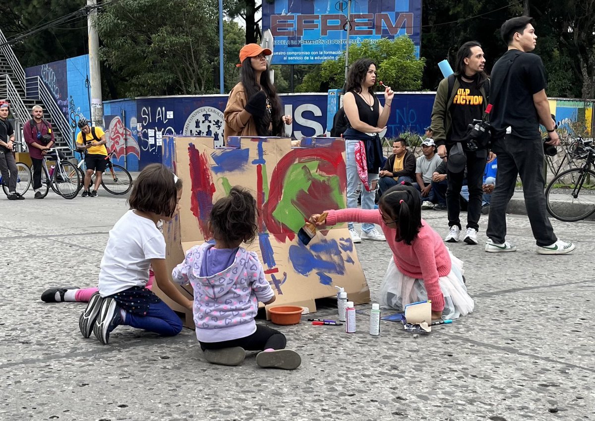 AgenciaOcote's tweet image. 🤹‍♀️Comienza el festival artístico en la Avenida Petapa. Niñas participan en una intervención artística de la Bienal en Resistencia y el estudio Tumbao imparte una clase de baile. Se esperan diferentes presentaciones de artistas nacionales. 🎤💃🏽 

📹: @mariaolga98