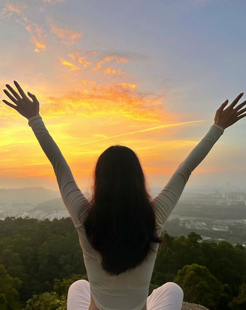 nutalapi's tweet image. I want to collect countless moments, such as the moment when the train whistle blows, the moment when lightning cuts across the sky, the moment when the sun rises and sets, and the moment when I see you and my heart skips a beat. 🌷🌷🌷