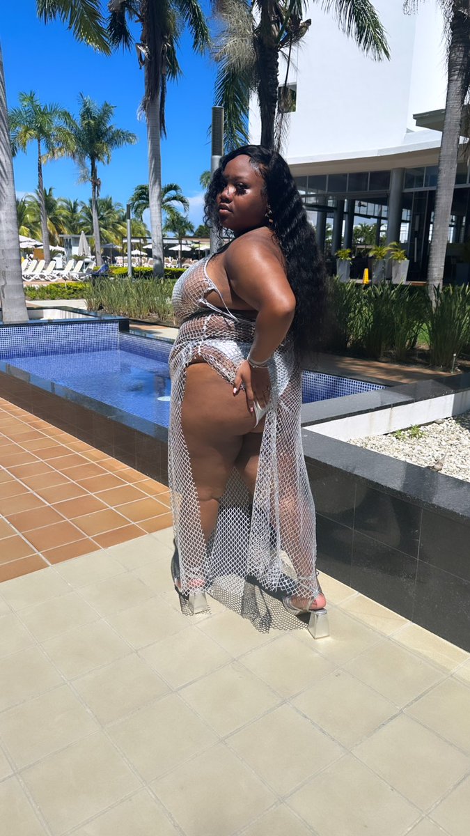 JasmineWatson54's tweet photo. my 22nd birthday 🤍✨ #latepost #Jamaica 🇯🇲 https://t.co/2bMaAvDUBx