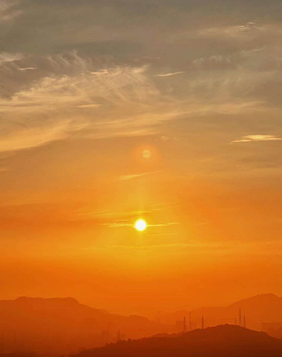 nutalapi's tweet image. I want to collect countless moments, such as the moment when the train whistle blows, the moment when lightning cuts across the sky, the moment when the sun rises and sets, and the moment when I see you and my heart skips a beat. 🌷🌷🌷