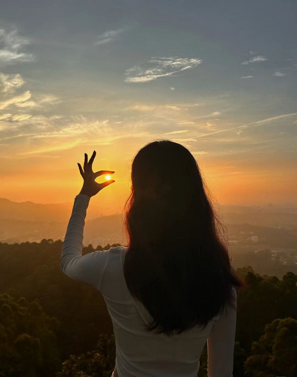 nutalapi's tweet image. I want to collect countless moments, such as the moment when the train whistle blows, the moment when lightning cuts across the sky, the moment when the sun rises and sets, and the moment when I see you and my heart skips a beat. 🌷🌷🌷