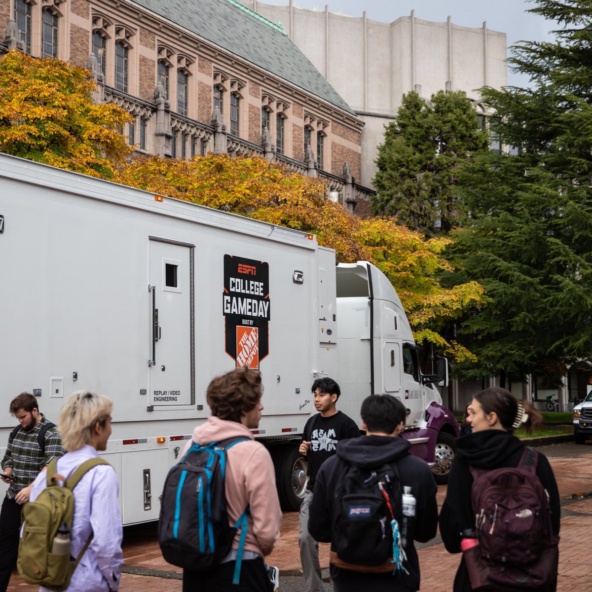 UW_Football's tweet photo. Welcome @CollegeGameDay 👀👋 https://t.co/y2E9Bl2tHM