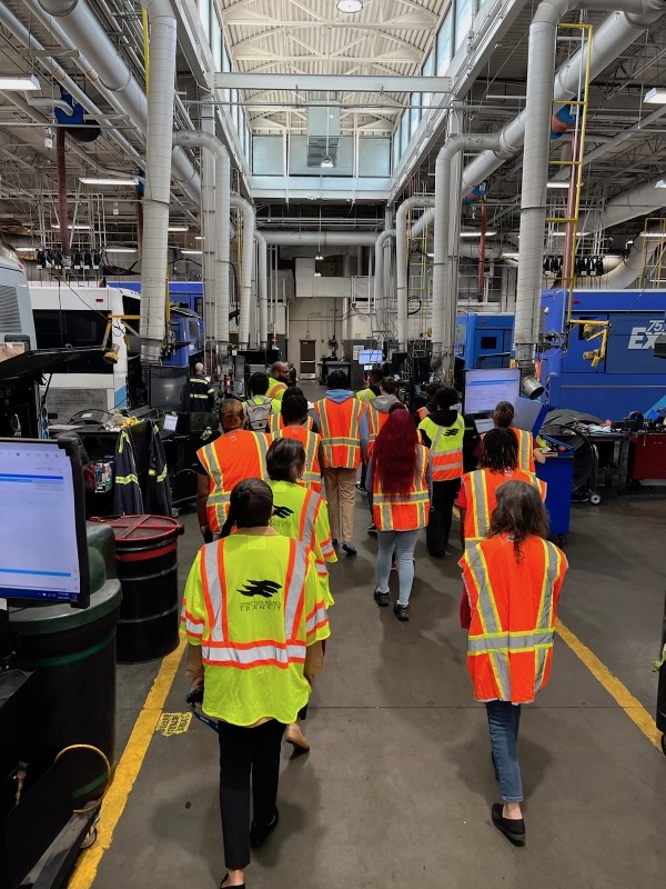THEHamptonHigh's tweet photo. So many great field experiences today for our Crabbers! Thank you to all of our guest speakers and community partners who supported us today! @HamptonCSchools @HCS_AoH #CrabberPride https://t.co/RfYTPKvFhe