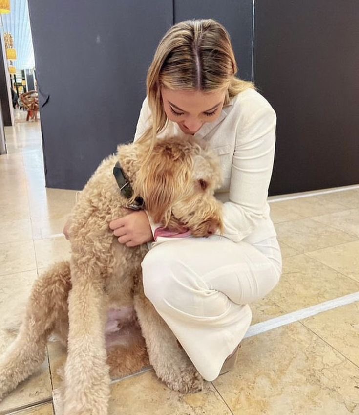 clinepics's tweet photo. madelyn cline with a puppy https://t.co/wM4qA9qPae