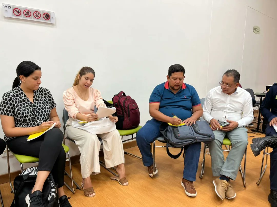 Localidad2_SMR's tweet photo. Asistimos y participamos en la Mesa de Recolección de Insumos para la Actualización de la Política Pública de Habitanza de Calle por invitación de la @promsocialsmr

Se recogieron opiniones y sugerencias de diferentes actores que tienen competencia en el tema, https://t.co/EWtjYxA2KD