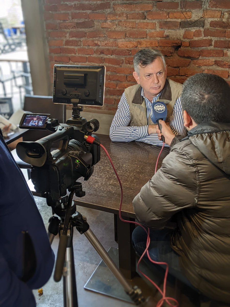 DelaretaA's tweet photo. Visitamos junto a otros candidatos de #JuntosPorElCambio, la ciudad de #RíoCuarto. 
Me recibieron @chascojulian, candidato a #DiputadoNacional y Humberto Benedetto, candidato al #Parlasur. 
Contamos en medios de comunicación las #propuestas de #PatriciaBullrich (@PatoBullrich). https://t.co/DufpVOoBCx
