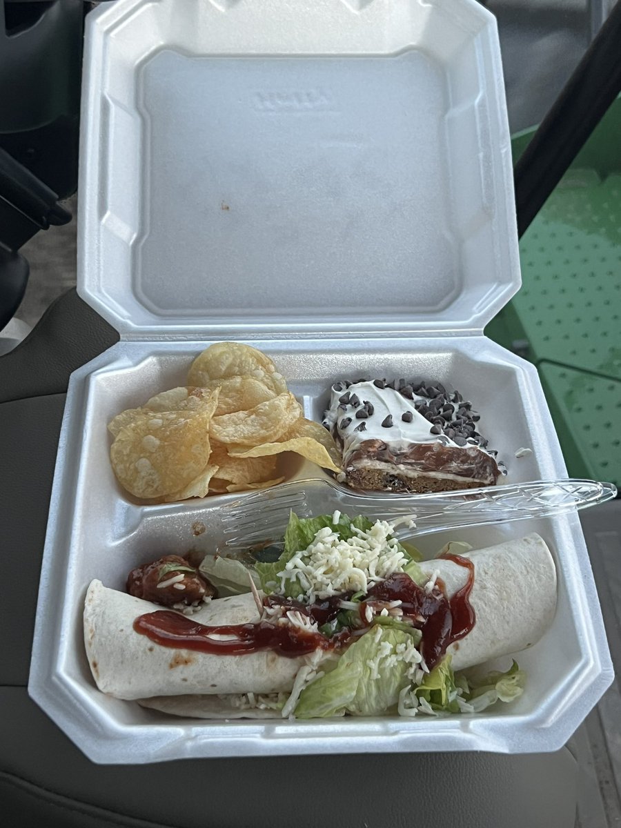 Matlock8's tweet photo. Look at this presentation!!
I’ve never had a bbq sauce salad on top of a sweet n spicy bbq chicken wrap before, but there’s a first time for everything! The hidden toothpicks were an unexpected surprise. I’m fine🥺 Kettle chips and Oreo/cookie dessert thing. Delicious! #ThanksPeg https://t.co/TRNVThXhR4