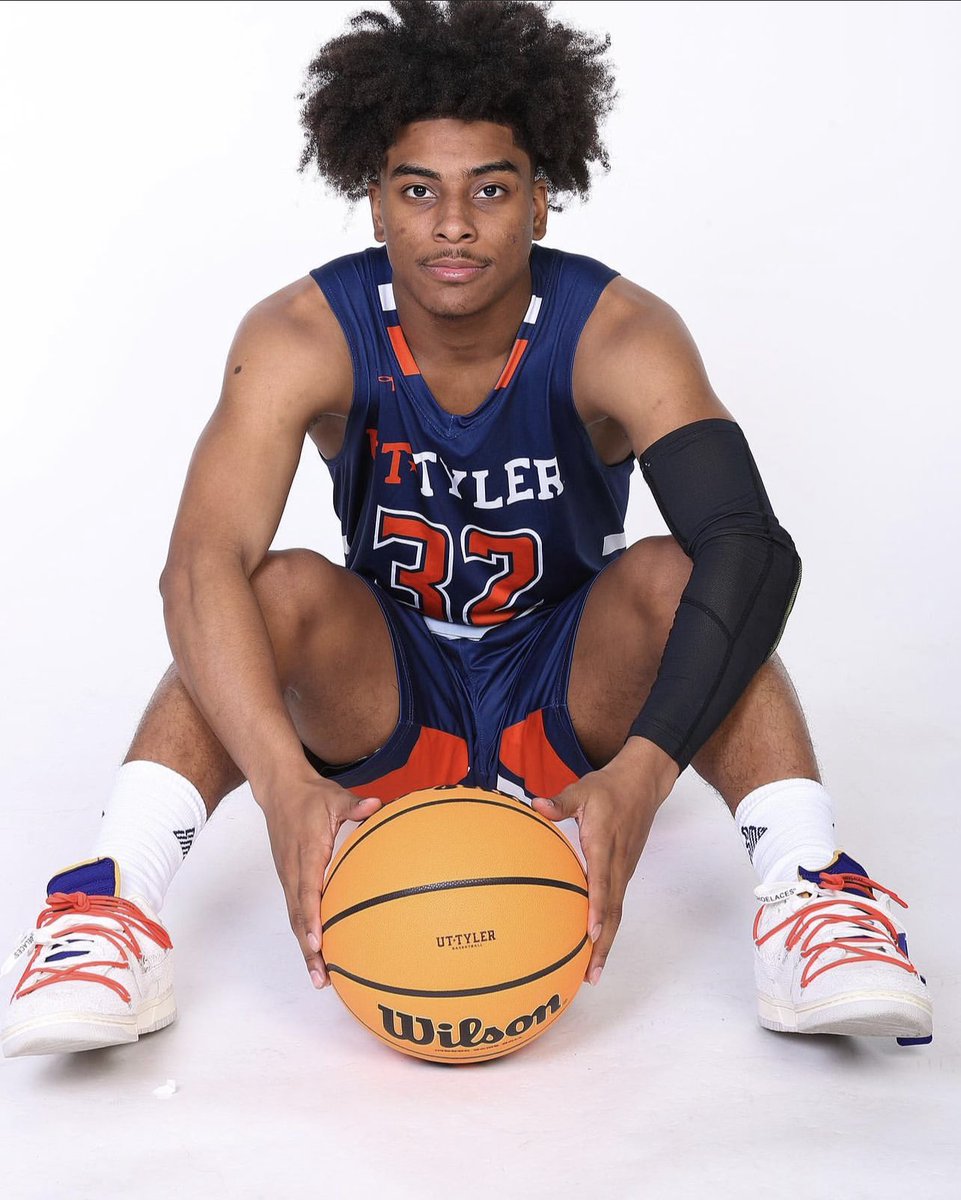 LLex41's tweet image. Keep grinding, keep pushing son💪🏽🤞🏽 Proud of you. In due time, But God🙌🏾🙌🏾 I’m Thankful🙏🏽🙏🏽 #AZ #TPG #UTTyler🏀 #EmbracetheJourney @cashoooAz