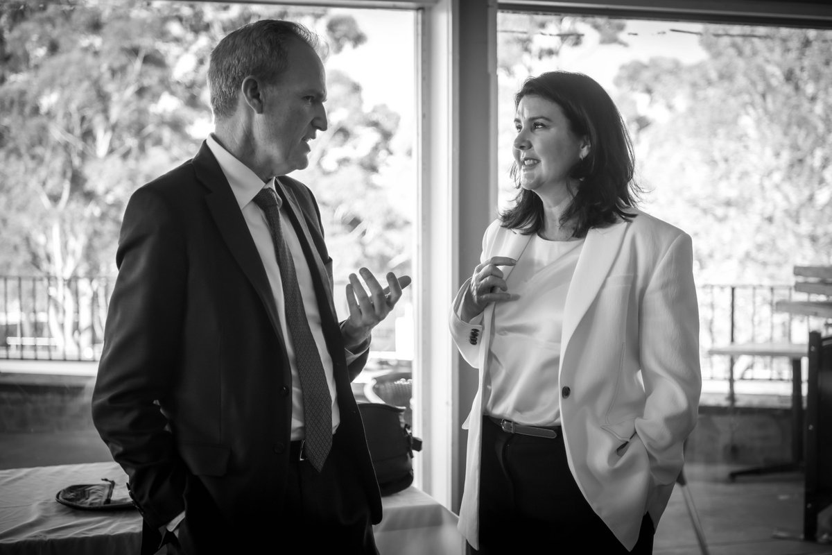 Great meeting <a href="/SenatorHume/">Jane Hume</a> at the Banks Volunteer Awards hosted by @DavidColemanMP Congratulations all the Award Winners for 2023. #photosbyloopii #banks #volunteer #Awards