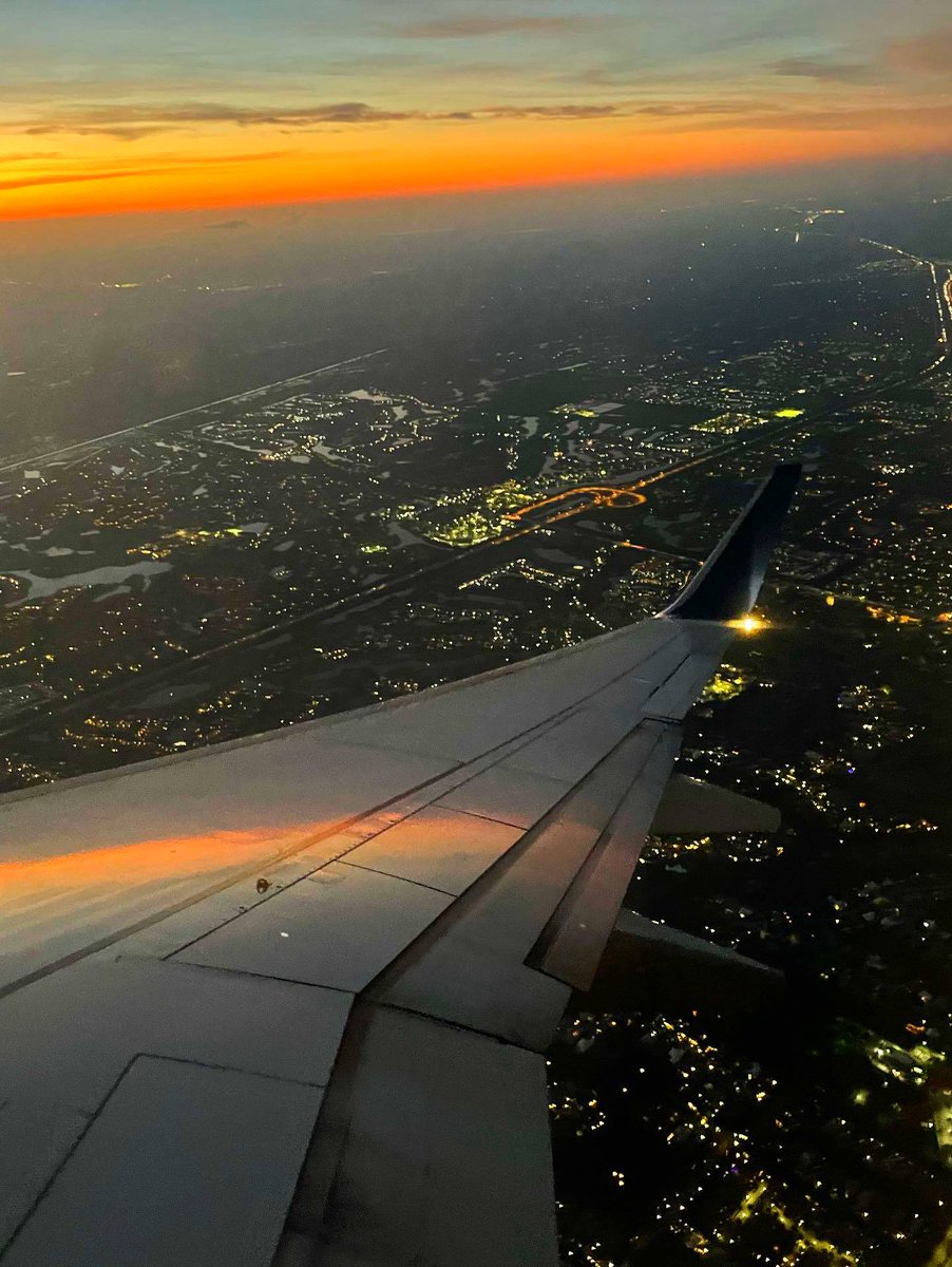 fly_DJT's tweet photo. Happy Window Seat Wednesday! ๐ช๐บThank you @jennathepilot for capturing this gorgeous view. Send us any airplane seat photos you have for a chance to be featured for Window Seat Wednesday โ๏ธ ๐คฉ ๐
#FlyPBI #WingWednesday #Airplaneviews #windowseatviews #sunsetpicture #palmbeach https://t.co/Hge851WUuV