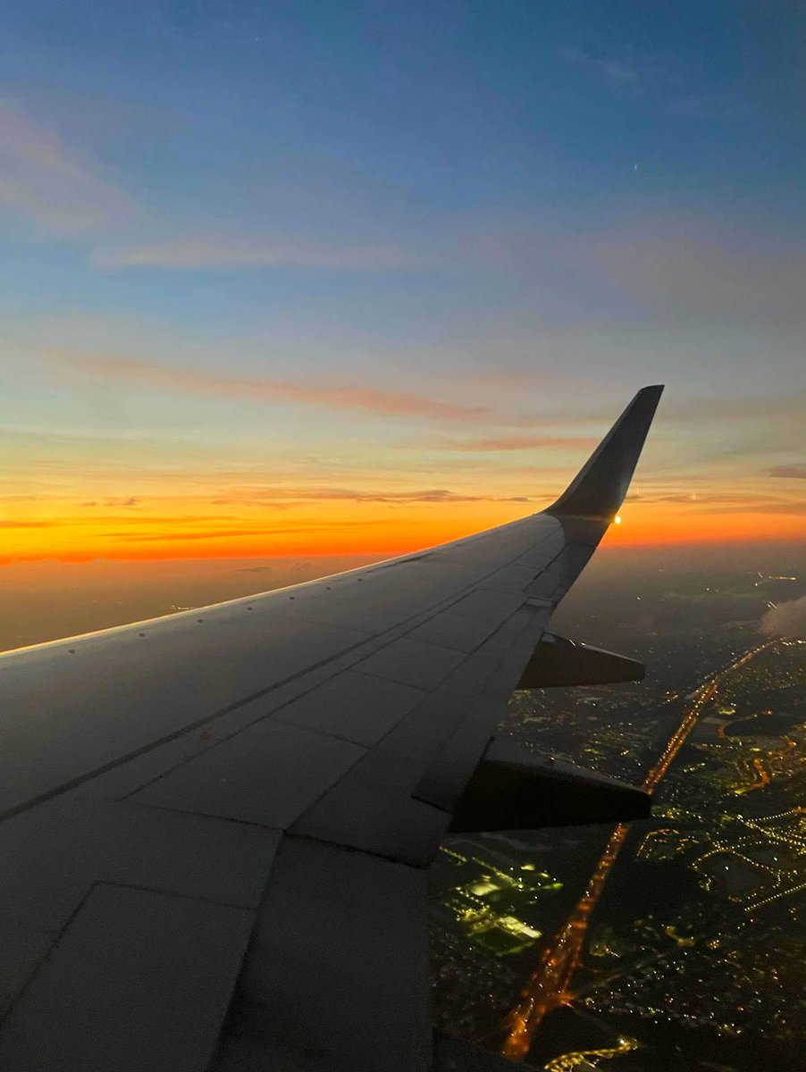 fly_DJT's tweet photo. Happy Window Seat Wednesday! ๐ช๐บThank you @jennathepilot for capturing this gorgeous view. Send us any airplane seat photos you have for a chance to be featured for Window Seat Wednesday โ๏ธ ๐คฉ ๐
#FlyPBI #WingWednesday #Airplaneviews #windowseatviews #sunsetpicture #palmbeach https://t.co/Hge851WUuV