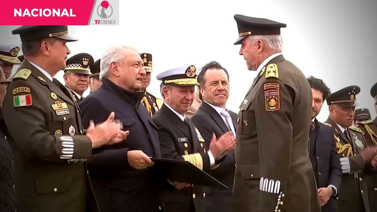 ComunicaTj's tweet photo. Durante la conmemoración del Bicentenario del Heroico Colegio Militar en Veracruz, AMLO le entregó una medalla al general Salvador Cienfuegos, quien fue acusado por Estados Unidos de narcotráfico en 2021, y finalmente exonerado por el Gobierno de México. https://t.co/E0lhhYaldT