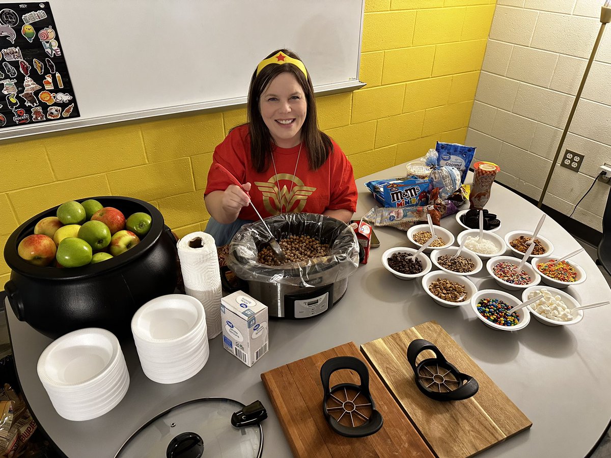 Our staff enjoyed an amazing candy apple bar today! Thank you Ms. Turner and Mr. Tolbert for organizing! #proudtobeCTE @MsTurnerCTES <a href="/MrsDarnell_CTE/">Lori Darnell</a> <a href="/MrsWillis_CTE/">Amanda Willis</a>