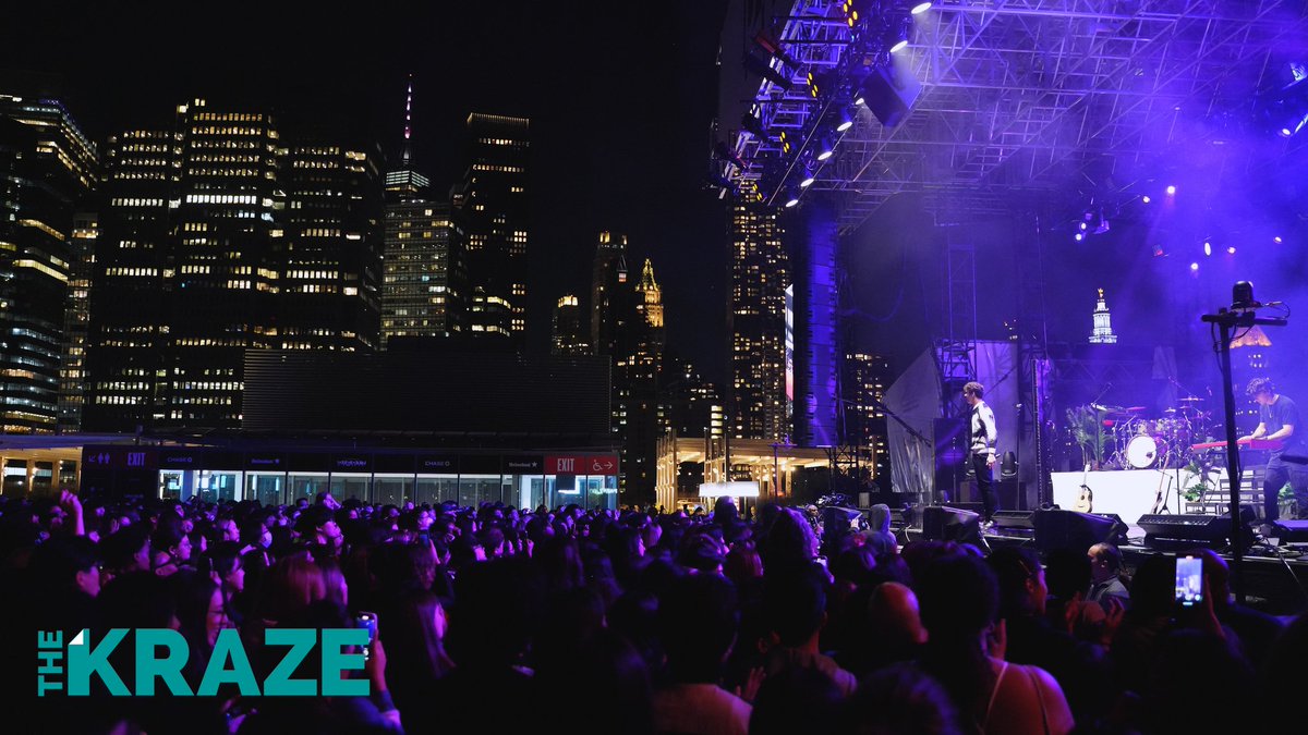 krazemag's tweet photo. What a gorgeous night for #EricNam in NYC ! The crowd is lit as we're treated to the great vocals of Alexander Stewart ! @ericnamofficial #AlexanderStuart #HouseOnAHillTour https://t.co/c6gIPNZuir