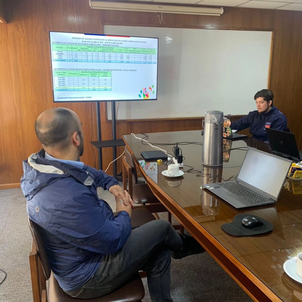 ComandanteCBPM's tweet photo. Ayer martes 10 de octubre se realizó en dependencias de la Comandancia del CBPM, una reunión de trabajo y coordinación junto a CONAF.

En la ocasión se dieron a conocer estadísticas del año pasado y proyección de la temporada 2023-2024. https://t.co/hJI3FRYt8I