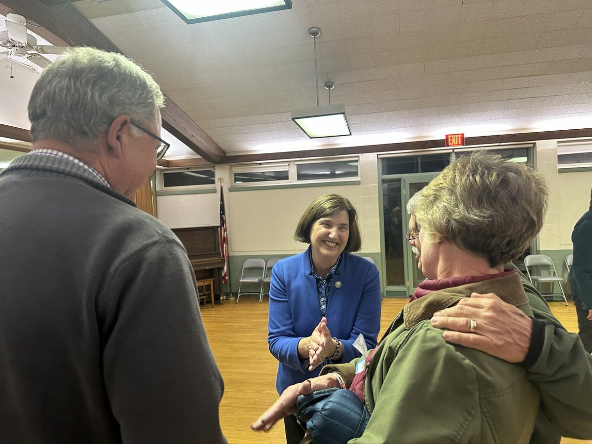 CindeWarmington's tweet photo. What an energetic crowd in Chocorua  this evening! From our biggest cities to our smallest towns we are building a grassroots campaign for all Granite Staters #NHPolitics https://t.co/6Zlisuz1hQ