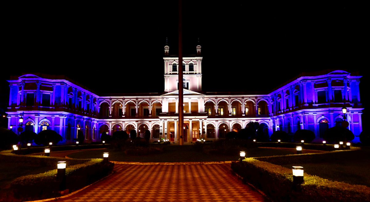 rnpy920am's tweet photo. El Palacio de Gobierno 🇵🇾 de @PresidenciaPy se iluminó con los colores de la bandera de #Israel en señal de solidaridad del Paraguay con el pueblo y gobierno de 🇮🇱 https://t.co/VqpZPZaKIR