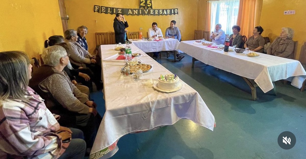 mmeza's tweet photo. 𝗙𝗲𝗹𝗶𝘇 𝗔𝗻𝗶𝘃𝗲𝗿𝘀𝗮𝗿𝗶𝗼 🎉
Hoy terminamos el día celebrando con alegría el aniversario número #25 del grupo de adulto mayor #VolverALos17 👵🏻👴🏼 Gracias pos su cariño, por sus consejos y por sus ganas de hacer de #Linares un mejor lugar para vivir. https://t.co/2egfW0FlBt