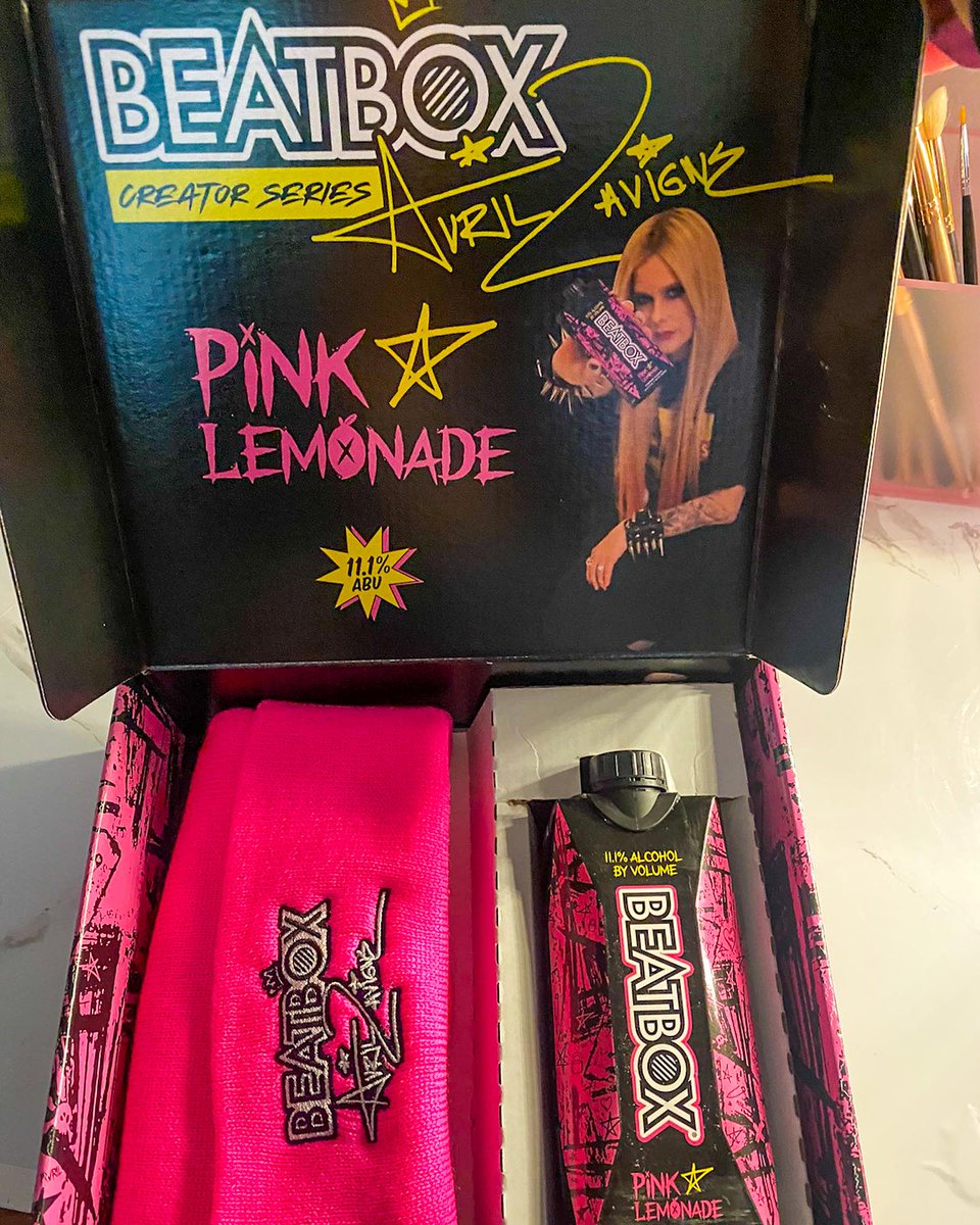 NilceOlivera's tweet photo. @AvrilLavigne @BeatboxBevs
#PinkLimonade
Avril Queen Queen Queen
🤘👑🖤 https://t.co/DaSH4V8rfa