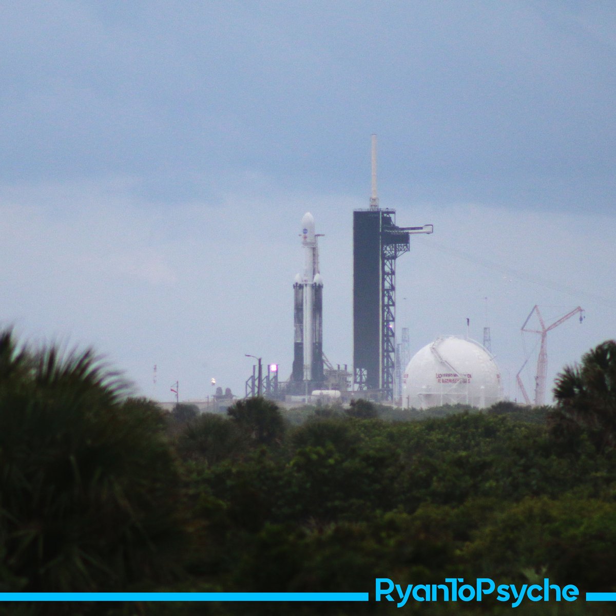 dpoddolphinpro's tweet photo. Went to see the @MissionToPsyche rocket. Tried to take some photos of the rocket. FYI: Falcon Heavy is a big rocket!

Huge thanks to @aWildLupiDragon for showing us around.

#RyanToPsyche https://t.co/kAJ0hdWU8o