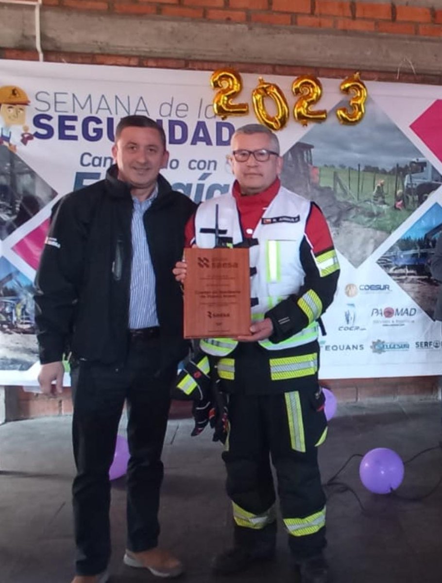 ComandanteCBPM's tweet photo. Agradezco a nombre del Cuerpo de Bomberos de Puerto Montt a la empresa @saesa por el galvano entregado en el marco de "la semana de la seguridad" por la estrecha colaboración a respuesta a emergencias entre ambas instituciones. https://t.co/d838DFAxI3