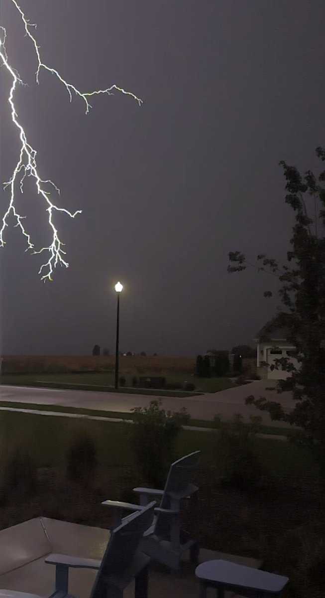 #IAwx <a href="/StrmchsrHunterF/">Hunte☈ Fowkes</a> <a href="/ChasingWConnor/">Connor Croff</a> <a href="/NWSQuadCities/">NWS Quad Cities</a>