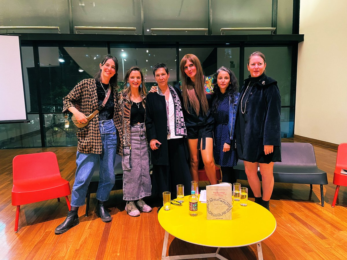 centro_nave's tweet photo. La directora artística y ejecutiva de NAVE, Jennifer McColl @fermccoll, acaba de lanzar “Pequeña ecología”, un libro junto a Josefina Camus que investiga sobre la escena artística de SoHo, Nueva York, en los 70’s. 

¡Felicitaciones! https://t.co/LTVoJZRR4u
