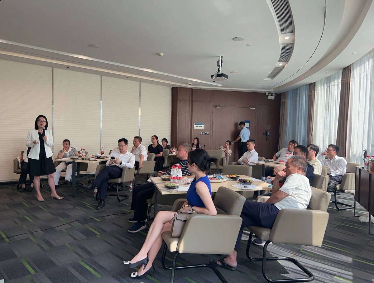 人生（じんせい）はどんなにこちらが完璧（かんぺき）であろうとしても、

それを出（だ）し抜（ぬ）く企（たくら）みをいつも用意（ようい）している。

だからこそ面白（おもじろ）いのだ。