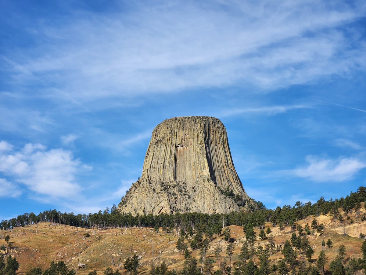 After leaving South Dakota we headed towards Wyoming to see Devils Tower.👽 

#closeencountersofthethirdkind #movielocations #Wyoming #usaroadtrip